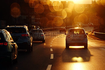 Berlin  Deutschland  Autos am Abend auf der A100 in Richtung Norden kurz vor der Ausfahrt Tempelhofer Damm