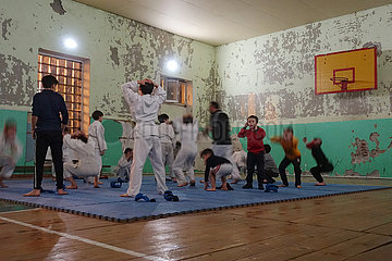Kutaissi  Georgien  Kinder beim Sport in einer Turnhalle