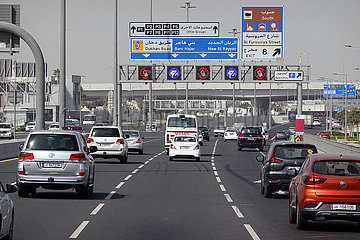 Doha  Katar  Autos auf einer Schnellstrasse in der Stadt