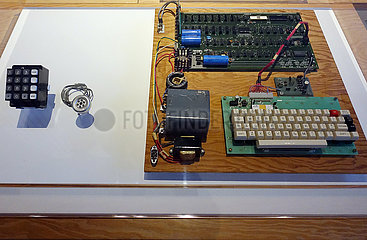 Helsinki  Finnland  Bauteile und Tastatur des ersten Macintosh Computers