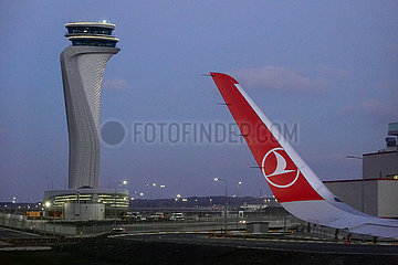 Istanbul  Tuerkei  Winglet eines Flugzeuges der Turkish Airlines und Tower des Istanbul Airport