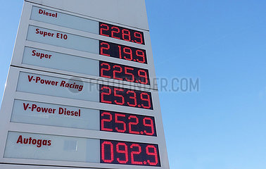 Berlin  Deutschland  die Preise fuer Benzin und Diesel sind wegen des Krieges in der Ukraine auf ueber zwei Euro gestiegen