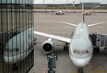 Schoenefeld  Deutschland  Flugzeug der Qatar Airways parkt auf dem Vorfeld des Flughafen BER