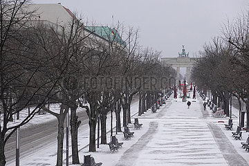Berlin  Deutschland  Mittelstreifen der Strasse Unter den Linden im Winter bei Schnee