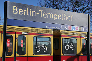 Berlin  Deutschland  S-Bahnstation Tempelhof