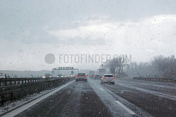 Muenchen  Deutschland  Autos bei heftigem Schneefall auf der A9