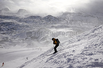 Obertraun  Oesterreich  Menschen fahren Ski am Krippenstein
