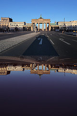 Berlin  Deutschland  Auswirkungen des Coronavirus: kein Verkehr auf der Strasse des 17. Juni am Brandenburger Tor
