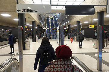 Berlin  Deutschland  Menschen im U-Bahnhof Unter den Linden