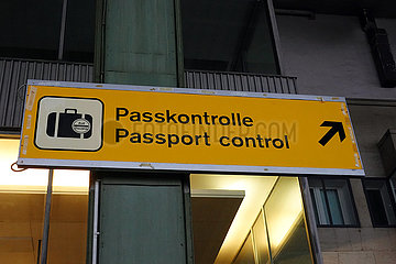 Berlin  Deutschland  Wegweiser zur Passkontrolle im ehemaligen Terminal des Flughafen Tempelhof