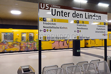 Berlin  Deutschland  U-Bahn der Linie 5 im Bahnhof Unter den Linden