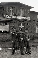 Eichhof  Deutsche Demokratische Republik  Wehrsoldaten der Nationalen Volksarmee stehen vor der Konsum Gaststaette Zur Kastanie