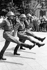 Ost-Berlin  Deutsche Demokratische Republik  Wachabloesung von Soldaten der NVA an der Neuen Wache