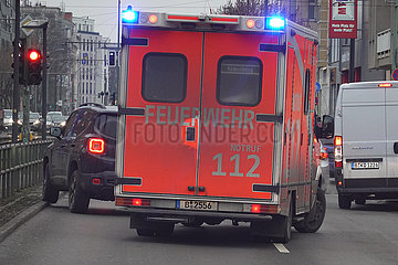 Berlin  Deutschland  Rettungswagen der Berliner Feuerwehr auf Einsatzfahrt
