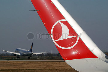 Schoenefeld  Deutschland  Winglet eines Flugzeugs der Turkish Airlines und startendes Flugzeug der Lufthansa am Flughafen BER