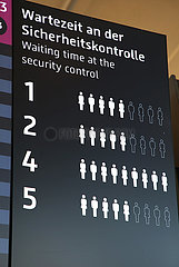 Schoenefeld  Deutschland  Informationstafel zeigt die Wartezeit an der Sicherheitskontrolle an