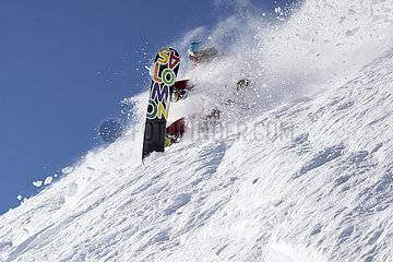 Obertraun  Oesterreich  Mann stuerzt beim Snowboardfahren