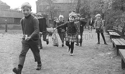 Ost-Berlin  Deutsche Demokratische Republik  Kinder verlassen froehlich die Schule