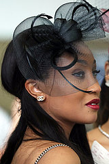 Dubai  Vereinigte Arabische Emirate  Fashion: Elegant gekleidete Frau mit Hut