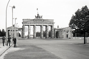 Ost-Berlin  Deutsche Demokratische Republik  das Brandenburger Tor am Pariser Platz