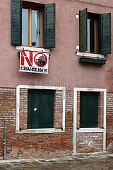 Venedig  Italien  Protestplakat gegen Massentourismus durch Kreuzfahrtschiffe haengt an einem Fensterbrett