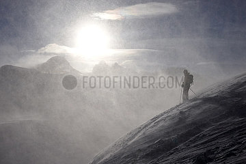 Obertraun  Oesterreich  Silhouette: Skifahrer steht bei Schneefall am Krippenstein