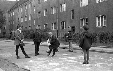 Magdeburg  Deutsche Demokratische Republik  Kinder spielen nach der Schule auf einer Strasse