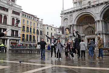 Venedig  Italien  Touristen machen ein Gruppenfoto in der Stadt