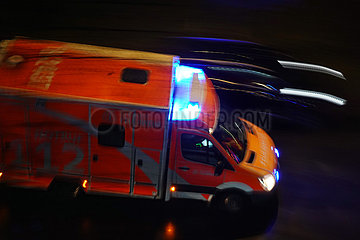 Berlin  Deutschland  Rettungswagen der Berliner Feuerwehr bei Nacht auf Einsatzfahrt