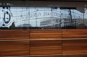 Schoenefeld  Deutschland  Schriftzug des Flughafen Berlin Brandenburg spiegelt sich in einer Glasscheibe