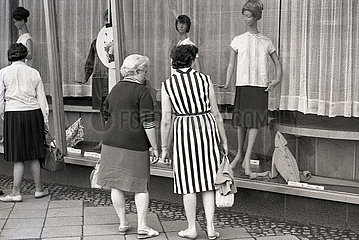 Magdeburg  Deutsche Demokratische Republik  Frauen schauen sich neue Damenmode in einem Schaufenster an