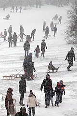 Berlin  Deutschland  Menschen befinden sich bei Schneefall zum Rodeln auf dem Insulaner