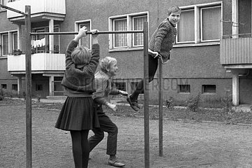 Magdeburg  Deutsche Demokratische Republik  Kinder spielen an einer Teppichstange