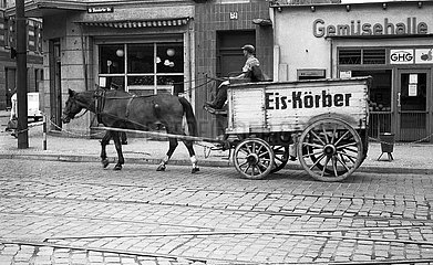 Magdeburg  Deutsche Demokratische Republik  Mitarbeiter der Firma Eis-Koerber faehrt die Ware mit einem Pferdefuhrwerk aus