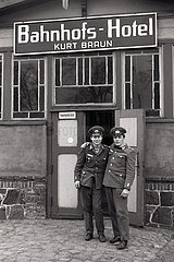 Eichhof  Deutsche Demokratische Republik  Wehrsoldaten der Nationalen Volksarmee stehen vor dem Bahnhofs-Hotel Kurt Braun