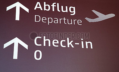 Schoenefeld  Deutschland  Wegweiser zu den Abfluggates und dem Check-in auf dem Flughafen BER