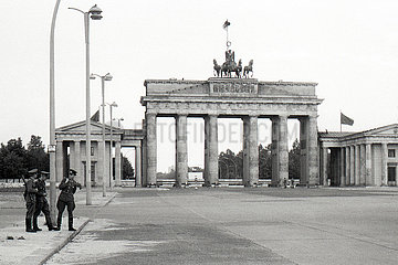 Ost-Berlin  Deutsche Demokratische Republik  das Brandenburger Tor am Pariser Platz