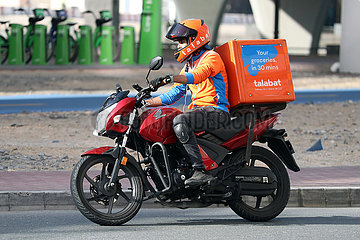 Dubai  Vereinigte Arabische Emirate  Mitarbeiter des Lebensmittel-Lieferservice talabat auf einem Motorrad in der Stadt unterwegs