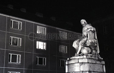 Magdeburg  Deutsche Demokratische Republik  Otto-von-Guericke-Denkmal bei Nacht