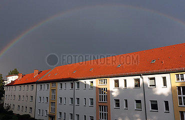 Berlin  Deutschland  Regenbogen ueber einem Wohngebiet