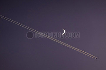 Obertraun  Oesterreich  Flugzeug hinterlaesst am Abend Kondensstreifen am Himmel