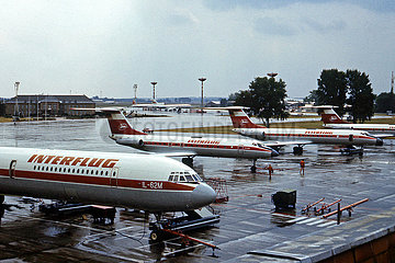 Schoenefeld  Deutsche Demokratische Republik  Flugzeuge der Interflug auf dem Vorfeld des Flughafen Berlin-Schoenefeld