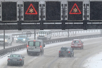 Berlin  Deutschland  Autos fahren bei heftigem Schneefall auf der A100