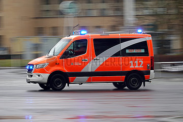 Berlin  Deutschland  Notarztwagen der Berliner Feuerwehr auf Einsatzfahrt