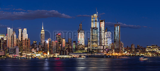 United States  New York City  Manhattan  Midtown. Hudson Yards skyscrapers under construction in Midtown West Manhattan  redifining the New York City skyline. Major Real Estate project ranging from luxury apartment buildings to office retail space near the Hudson River