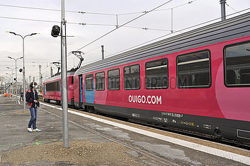 Frankreich  Paris (75) 12. Arr. Bahnhof Bercy. Ouigo Zug in Quay. SNCF hat kostengünstige Züge in Betrieb genommen