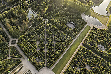 FRANKREICH. Yvelines (78) Schloss von Versailles. Luftaufnahme des Latone -Beckens und des großen Parks. Von Andre Le Notre entworfen  gibt es Ordnung und Symmetrie  Eigenschaften eines französischen Gartens. Die Oberfläche der Gärten hat heute von 6600 Hektar auf 500 erhöht