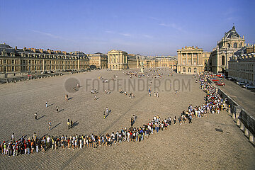 France. Yvelines (78) Palace of Versailles. Aerial view of the main entrance. Classified as a UNESCO World Heritage Site  it is the most visited historical monument in France with 3.3 million visitors per year  of which more than 40% come from abroad. On busy days  18 000 people walk the royal cobblestones