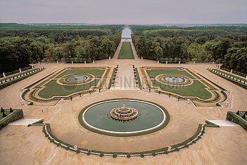 France. Yvelines (78) Palace of Versailles - Aerial picture. Axis of the Sun: on this large stepped perspective follow one another the Bassin de Latona (in the foreground)  the Green Carpet leading to the Bassin d'Apollon and the Grand Canal