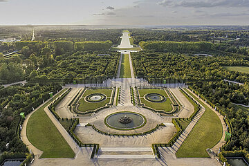 FRANKREICH. Yvelines (78) Schloss von Versailles. Luftaufnahme des Latone -Beckens und des großen Parks. Von Andre Le Notre entworfen  gibt es Ordnung und Symmetrie  Eigenschaften eines französischen Gartens. Die Oberfläche der Gärten hat heute von 6600 Hektar auf 500 erhöht. Im Hintergrund der Grandkanal